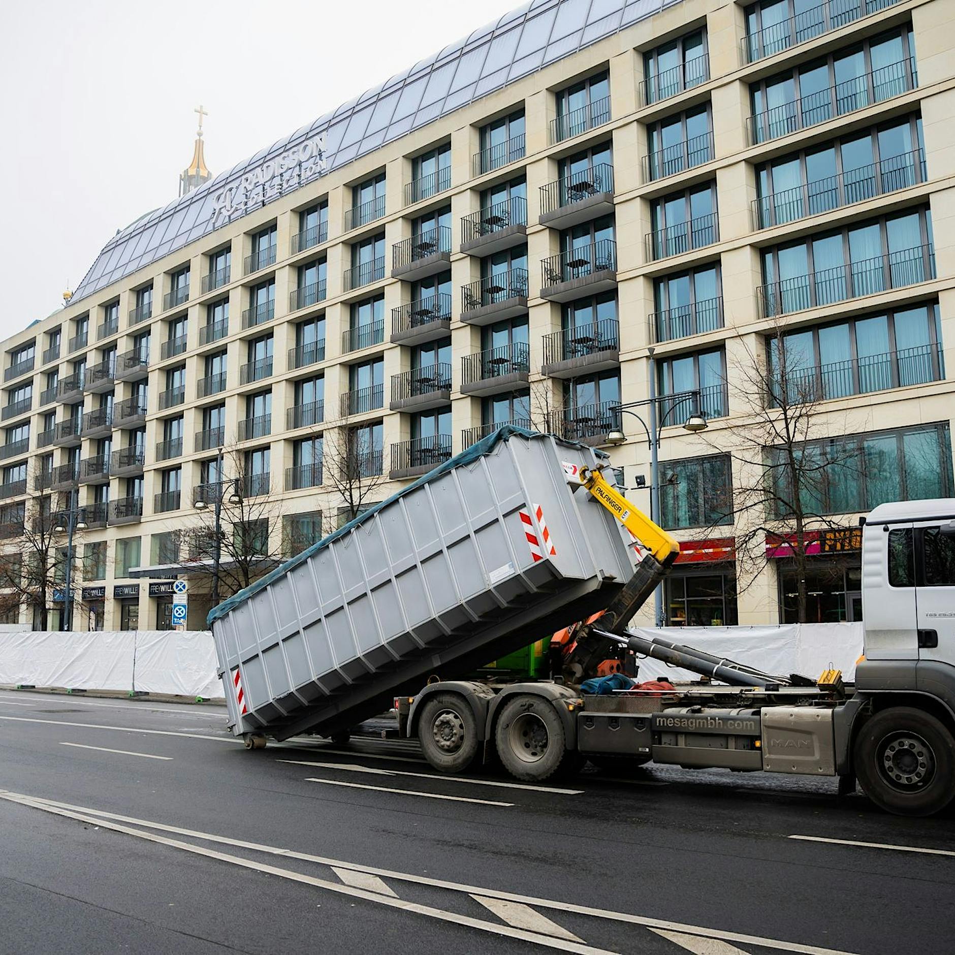 Aquadom in Berlin geplatzt: Ursache noch unklar, Hotel bleibt geschlossen