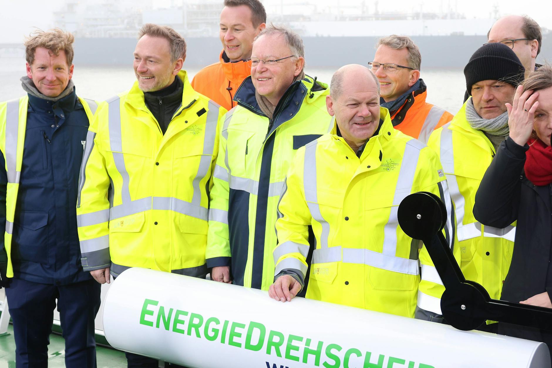 Bundeskanzler Olaf Scholz, Bundeswirtschaftsminister Robert Habeck, Bundesfinanzminister Christian Lindner, sowie Ministerpräsident Stephan Weil und Wirtschaftsminister Olaf Lies eröffnen am 17. Dezember 2022 das erste deutsche schwimmende LNG-Terminal in Wilhelmshaven, Niedersachsen.