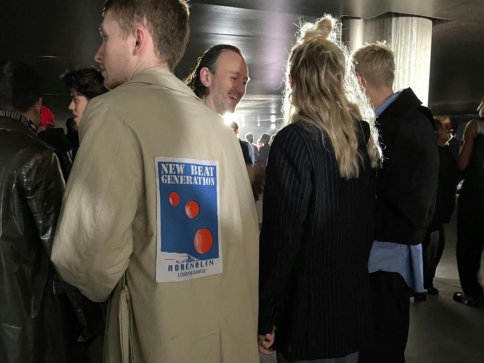 Der Mantel könnte von Raf Simons sein, ist aber aus der 2014er Herbstkollektion von Martine Rose. Die Londoner Designerin wurde zwischenzeitlich als Nachfolgerin für den verstorbenen Louis-Vuitton-Kreativdirektor Virgil Abloh gehandelt. Der Posten ist nach wie vor offen.