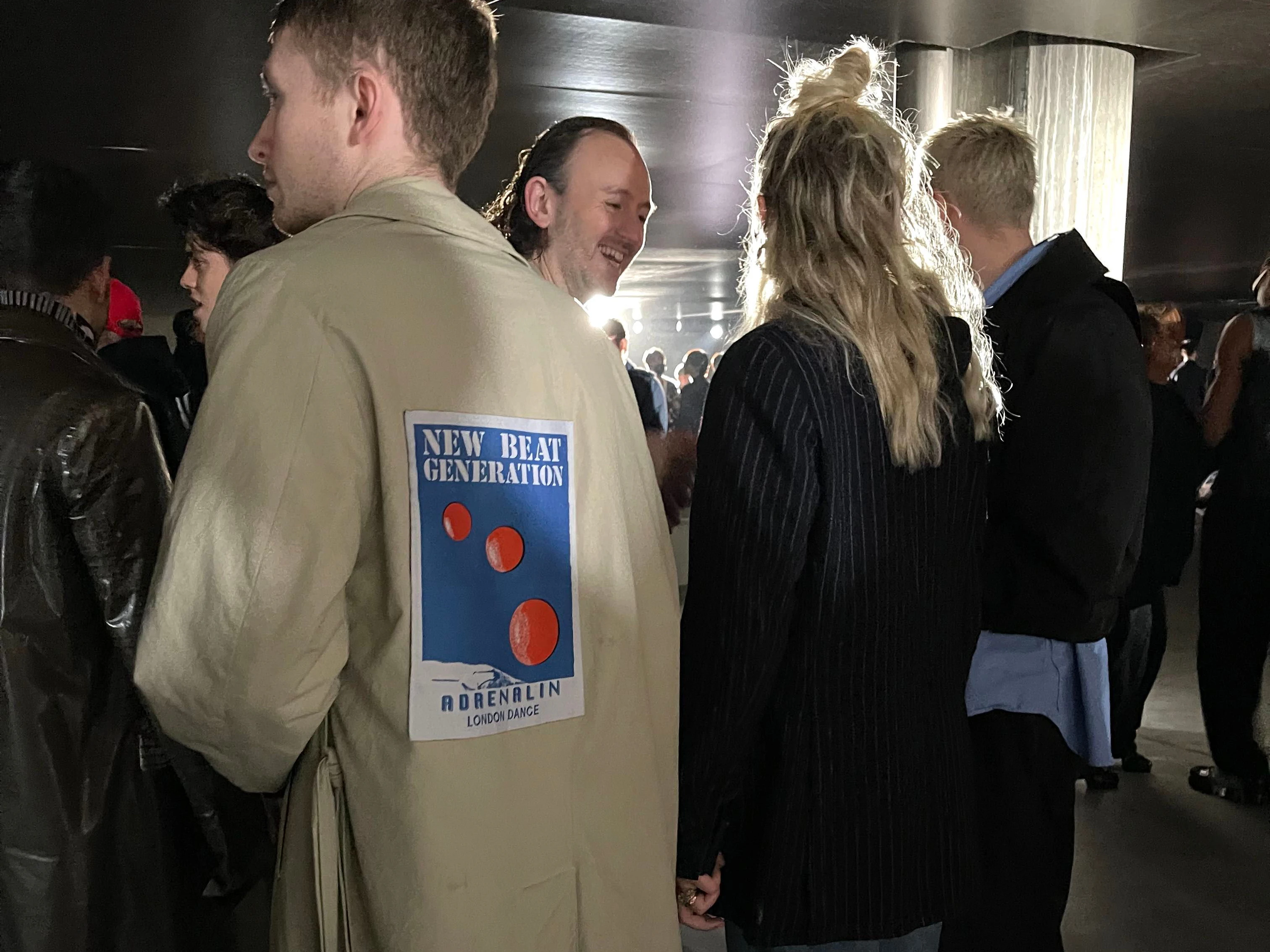 Der Mantel könnte von Raf Simons sein, ist aber aus der 2014er Herbstkollektion von Martine Rose. Die Londoner Designerin wurde zwischenzeitlich als Nachfolgerin für den verstorbenen Louis-Vuitton-Kreativdirektor Virgil Abloh gehandelt. Der Posten ist nach wie vor offen.
