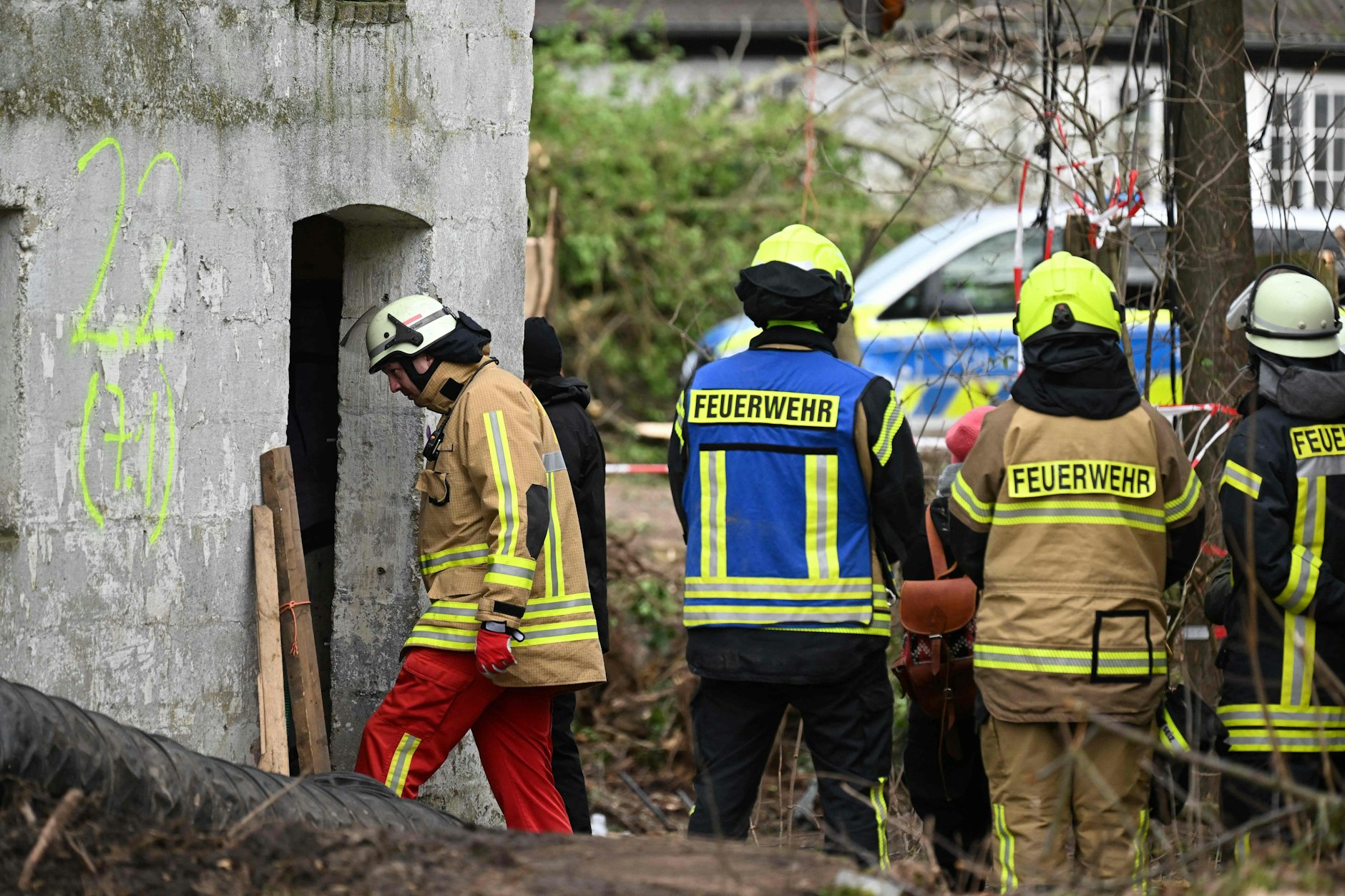 Angehörige der Feuerwehr arbeiten neben dem Eingang zu einem Tunnel, in dem zwei Klimaaktivisten ausharrten, um den Abriss des Dorfes Lützerath zu verhindern. Am Montag haben die beiden Klimaaktivisten den Tunnel verlassen.&nbsp;