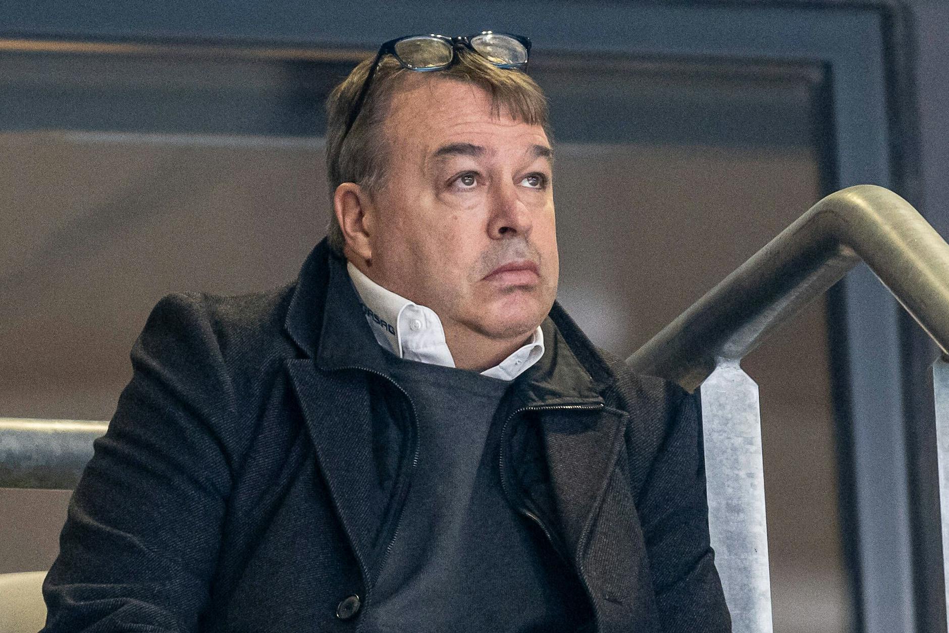 Beim 3:2-Sieg seiner Eisbären am 18. Dezember in Augsburg leidet EHC-Sportchef Stéphane Richer einsam auf der Tribüne mit.