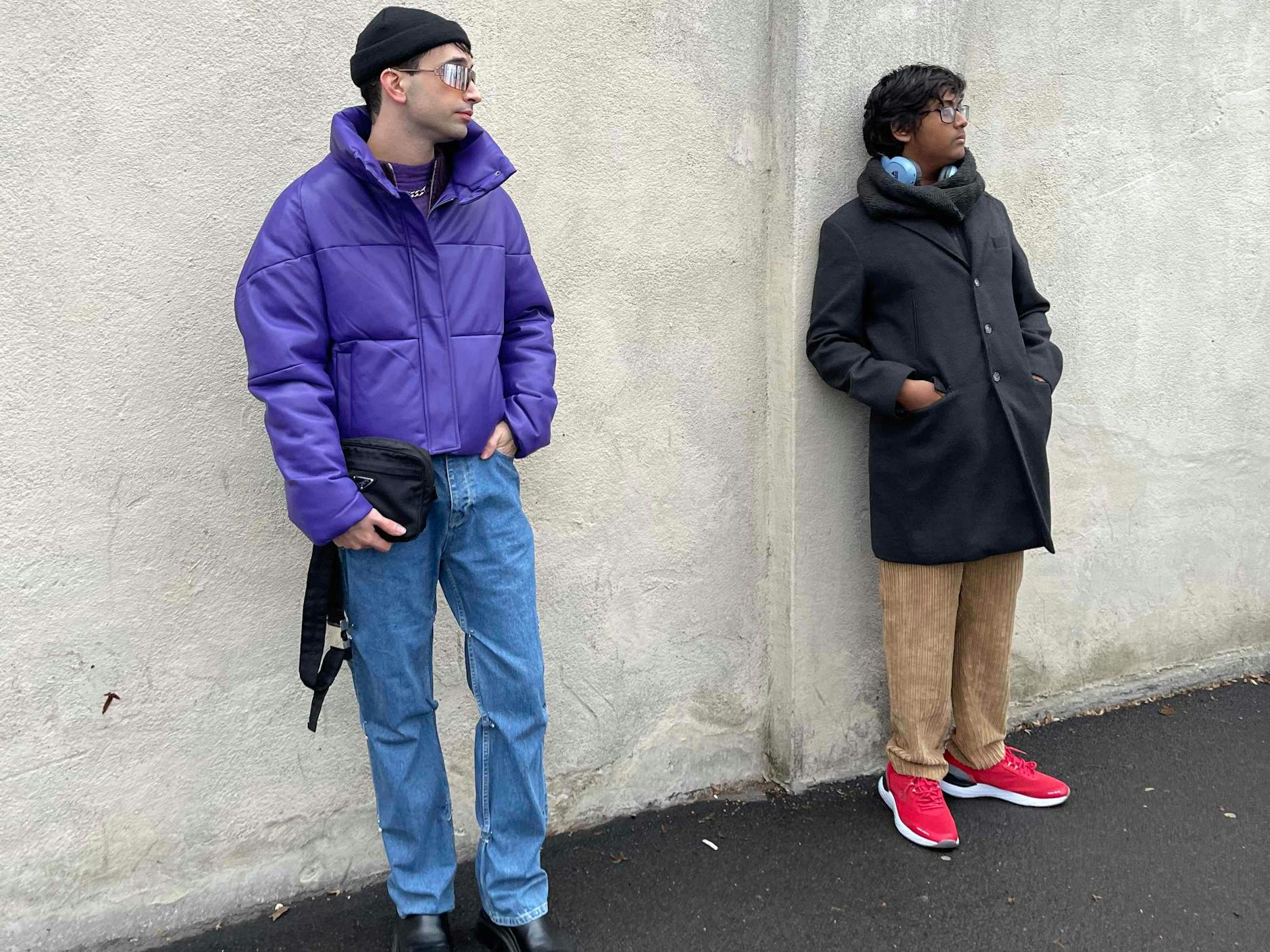 Auf den ersten Blick ist das Outfit dieses jungen Herren nichts Besonderes, man beachte jedoch die raffiniert an den Nähten abgesteckte Jeans. 