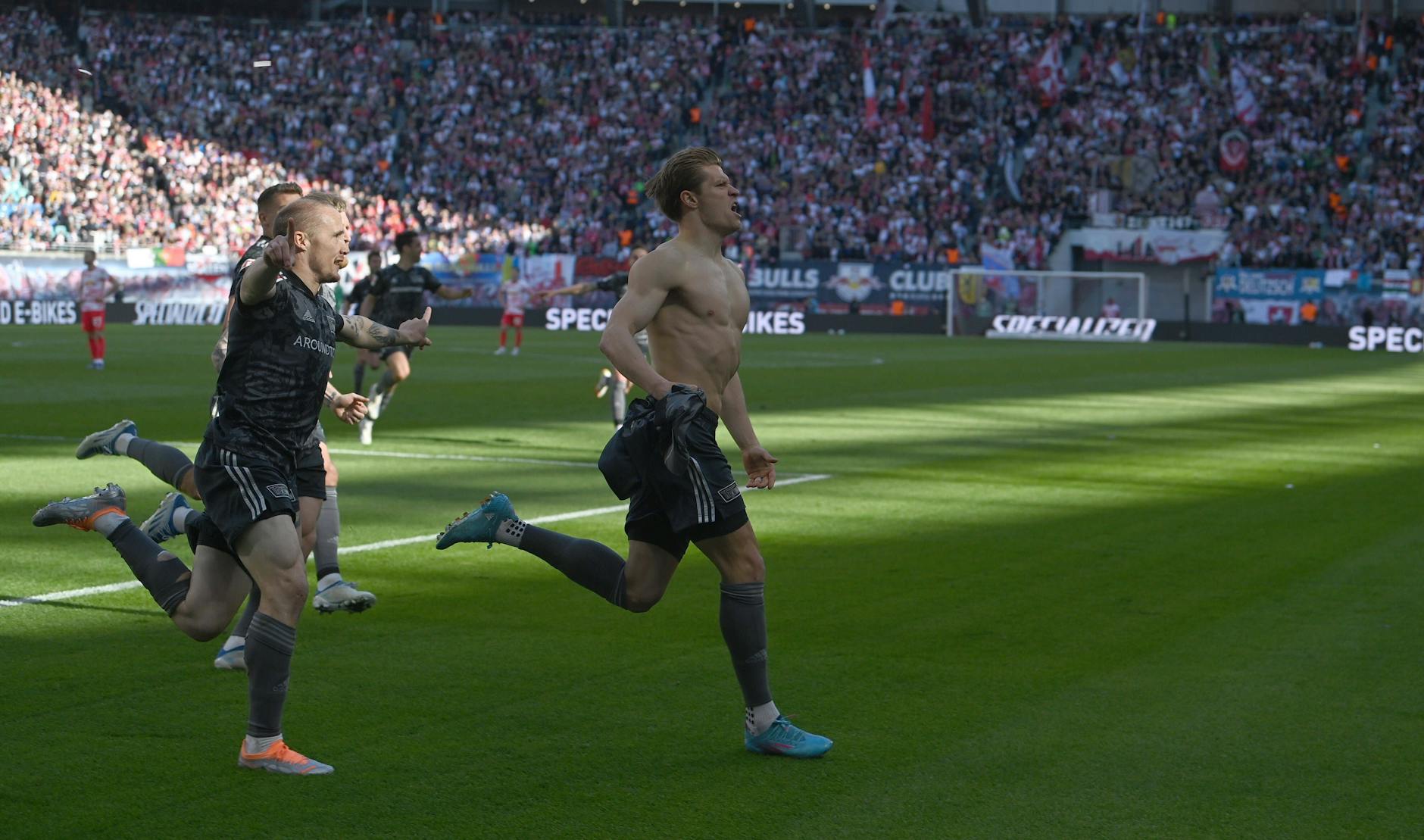 Gar nicht so einfach. Weil Behrens in völliger Ekstase blank zieht und schneller läuft als sein eigener Schatten.