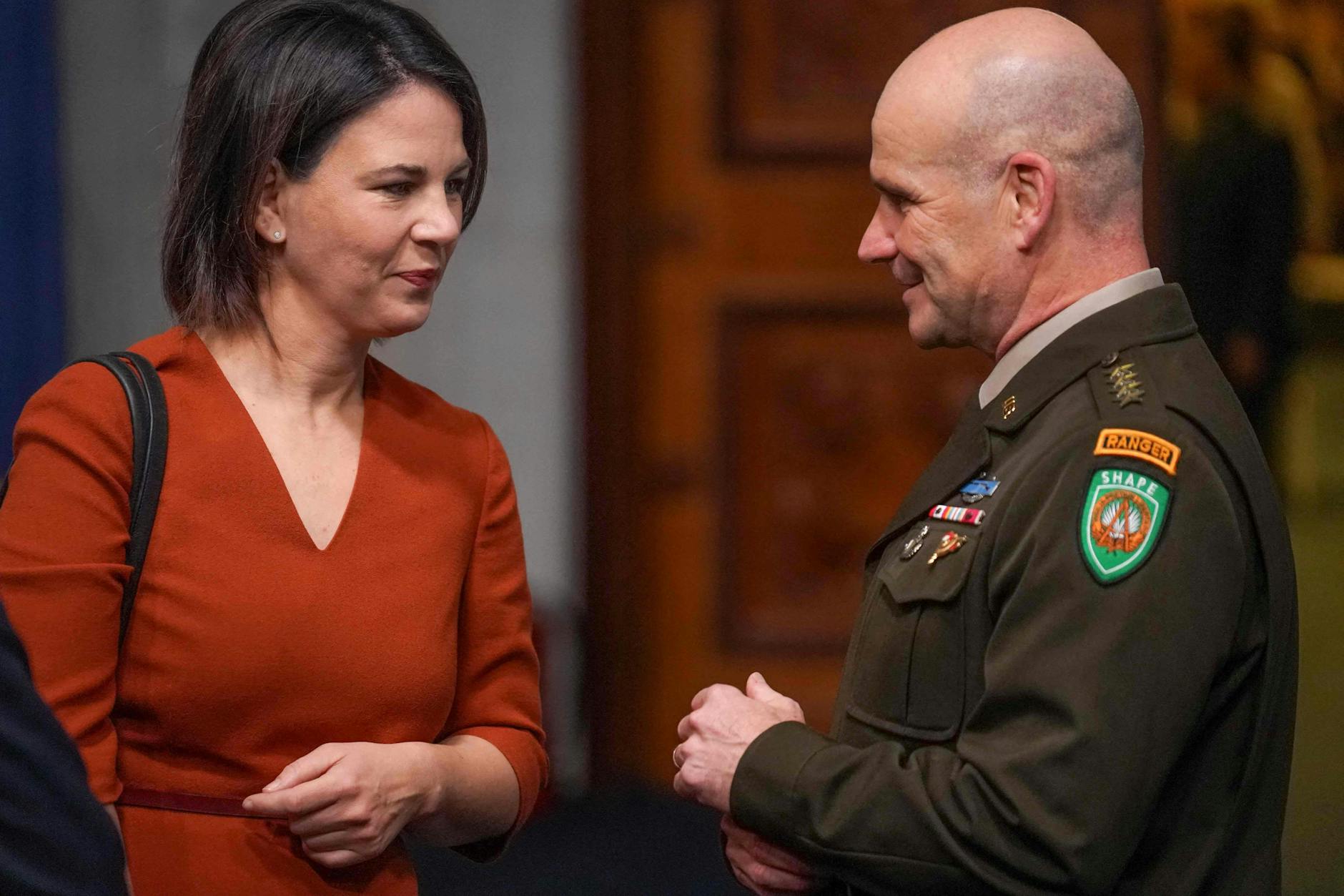 Die deutsche Außenministerin Annalena Baerbock und US-General Christopher Gerard Cavoli, Befehlshaber des United States European Command und Supreme Allied Commander Europe (SACEUR), während des Treffens der Nato-Außenminister in Bukarest, Rumänien, am 30. November 2022