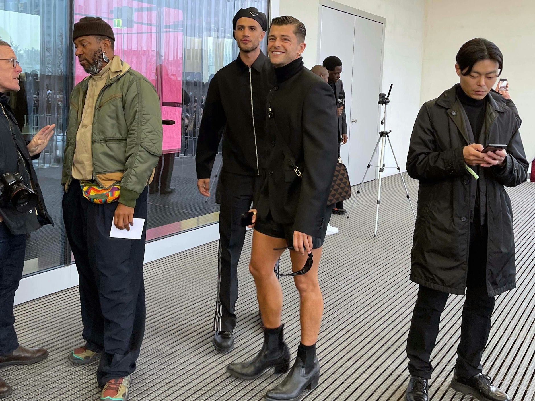 Am Sonntag wurde in der Fondazione Prada die Männer-Kollektion von Prada für kommenden Herbst präsentiert. Einige Gäste indes waren bereits ganz auf Frühling eingestellt.&nbsp;