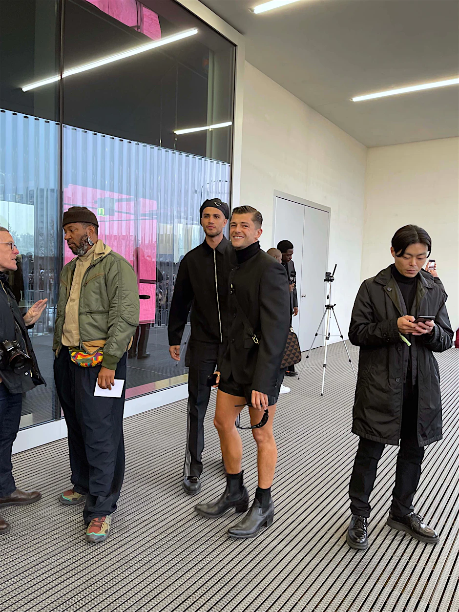Am Sonntag wurde in der Fondazione Prada die Männer-Kollektion von Prada für kommenden Herbst präsentiert. Einige Gäste indes waren bereits ganz auf Frühling eingestellt.&nbsp;