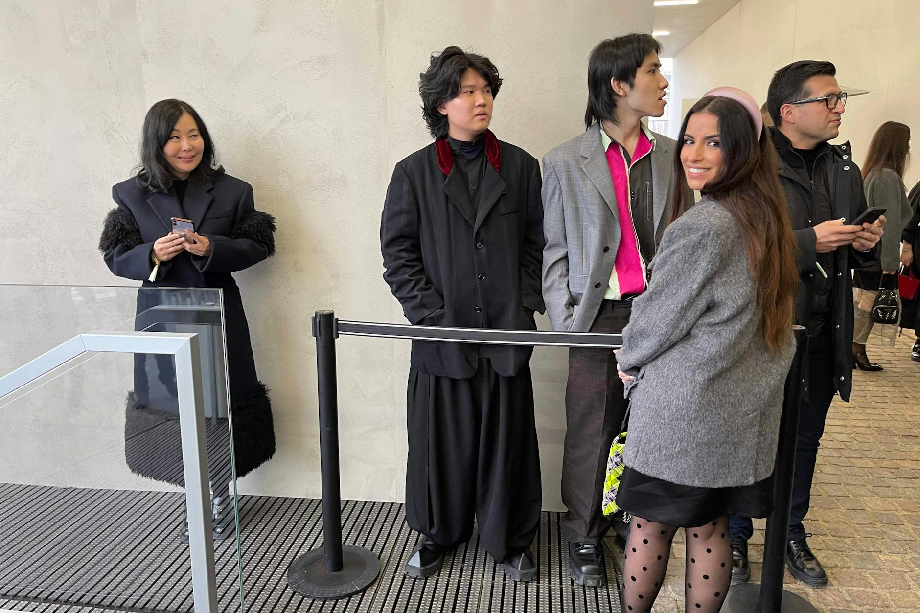 Spaß hinter der Absperrung, welcher Celebrity kommt wohl als nächstes vorgefahren?