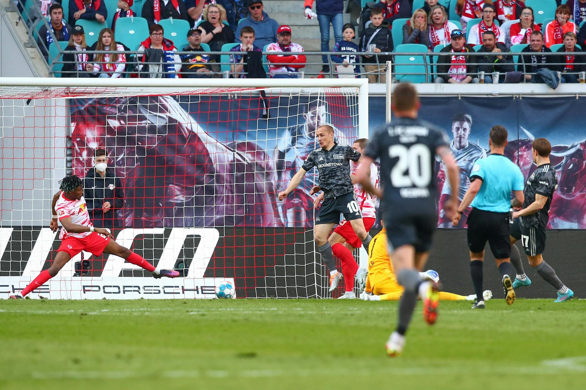 Der fackelt einen aus dem Hintergrund ab.