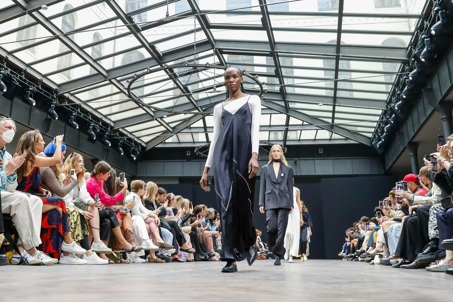 2022 bei Bobkova: Im vergangenen Jahr fanden viele Schauen im Telegraphenamt statt, diesmal dient das Hotel den Premium-Messen als Partylocation.