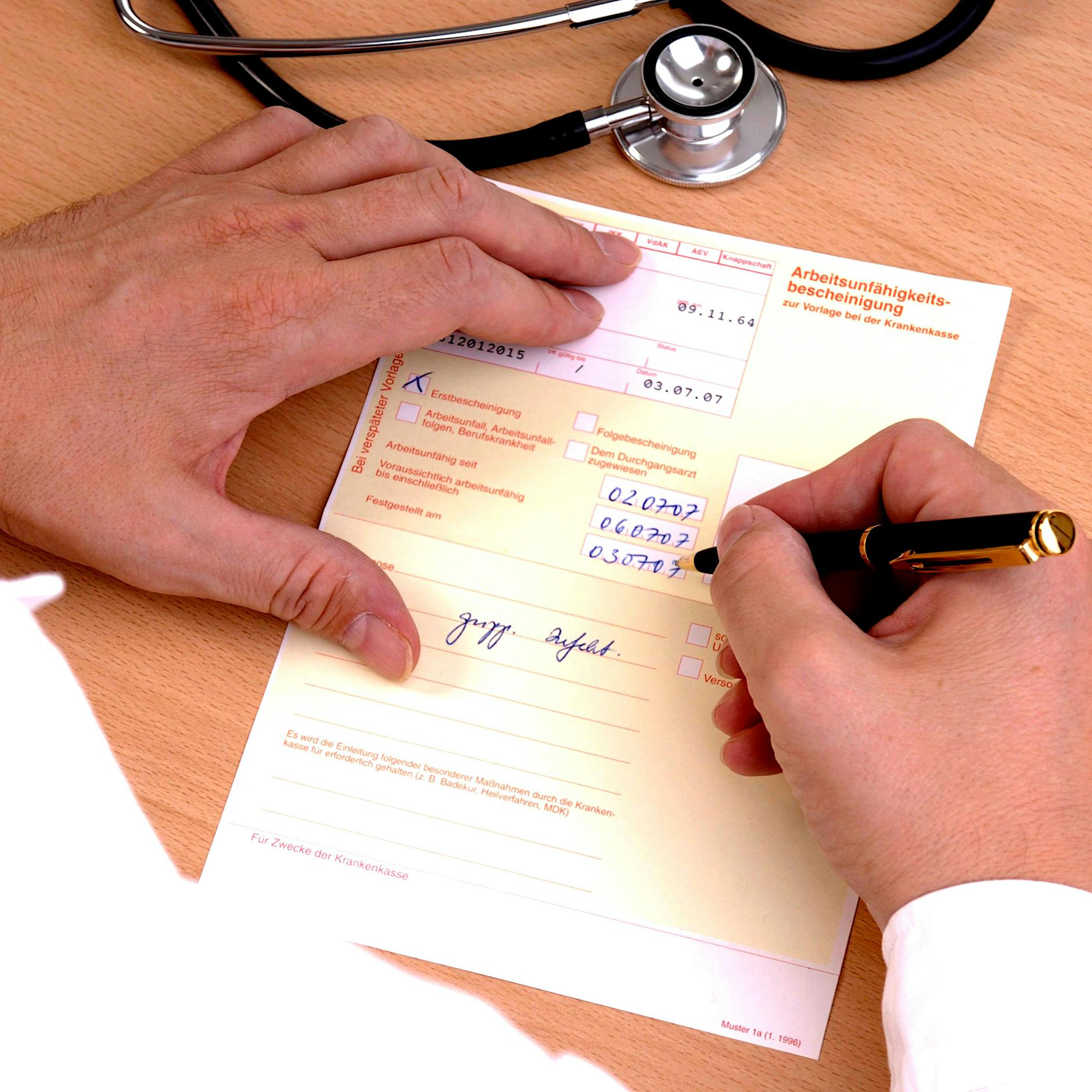 Urteil: Partyfotos während Krankschreibung können Grund für Kündigung sein