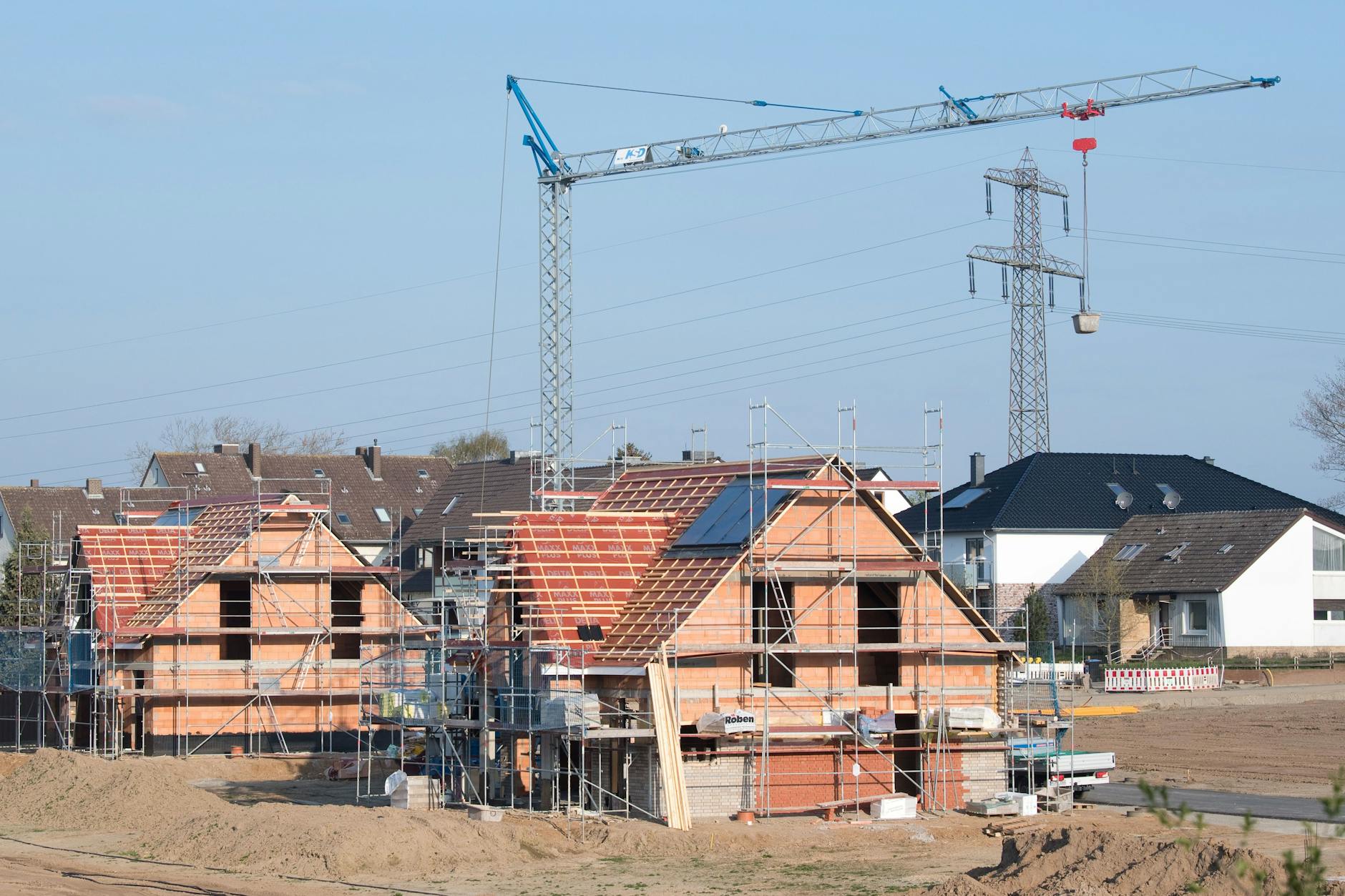 Einfamilienhäuser im Rohbau (Symbolbild)
