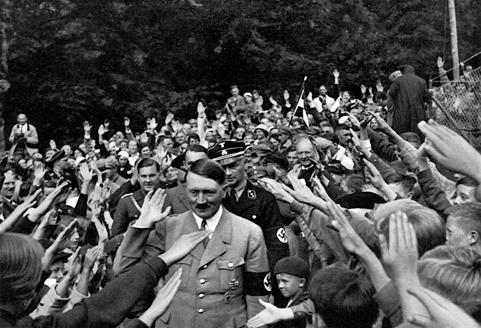 HANDOUT - Auf dem Obersalzberg bei Berchtesgaden entsteht Mitte der 30er Jahre aus einem Ferienhaus der «Berghof». Tagein, tagaus pilgern Menschen dorthin, um Adolf Hitler aus der Nähe sehen zu können.  DF/dpa