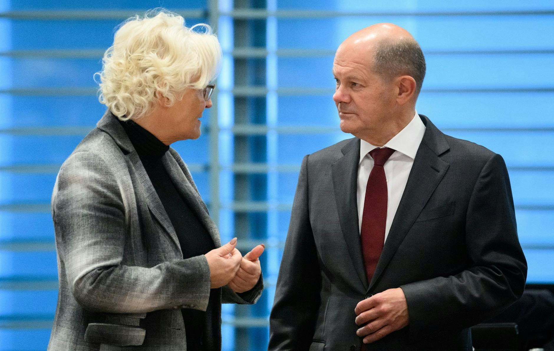ARCHIV - Bundeskanzler Olaf Scholz muss über die Nachfolge an der Spitze des Verteidigungsministeriums entscheiden: Christine Lambrecht gibt auf.