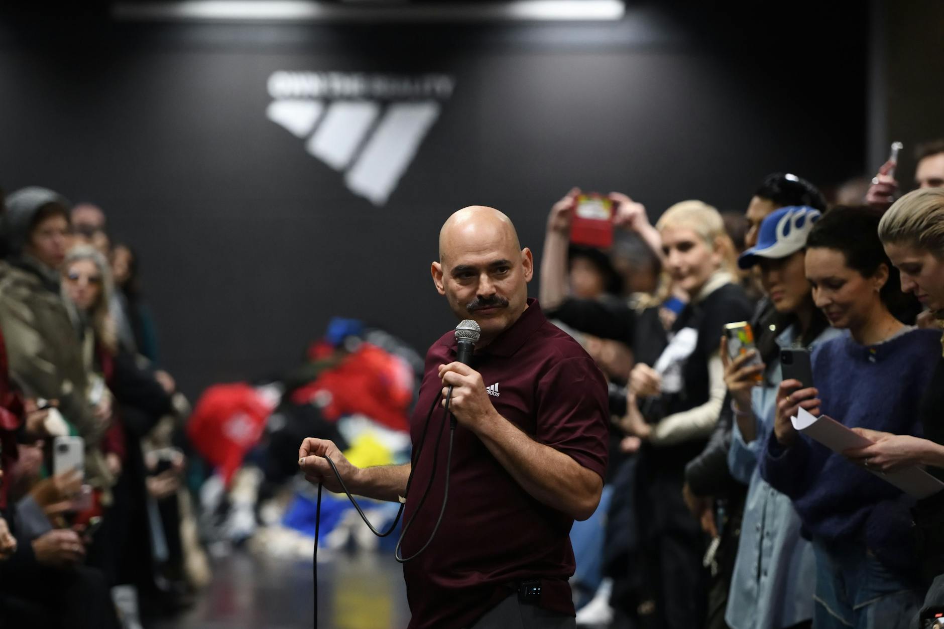 Mike Bonanno ist nicht Senior Creator von Adidas, sondern gehört zur Aktivistengruppe The Yes Men.