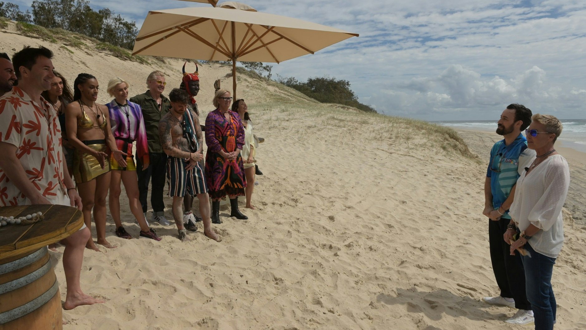 Jan Köppen und Sonja Zietlow nehmen die Dschungel-Promis am Stand in Empfang.