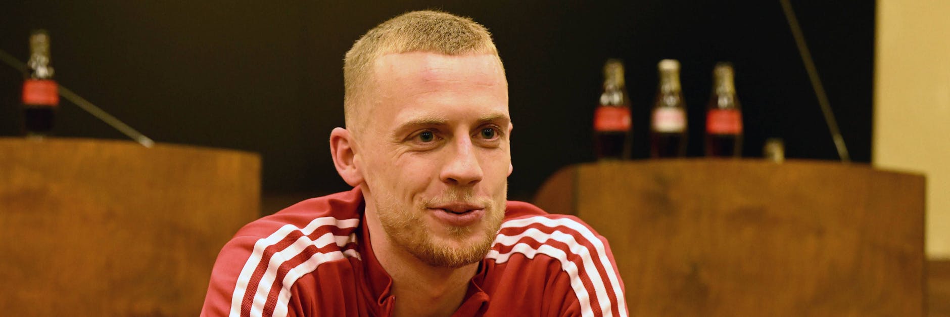 Timo Baumgartl lächelt in einer Medienrunde. Der Abwehrspieler des 1. FC Union weiß inzwischen auch diese Situationen zu genießen. 