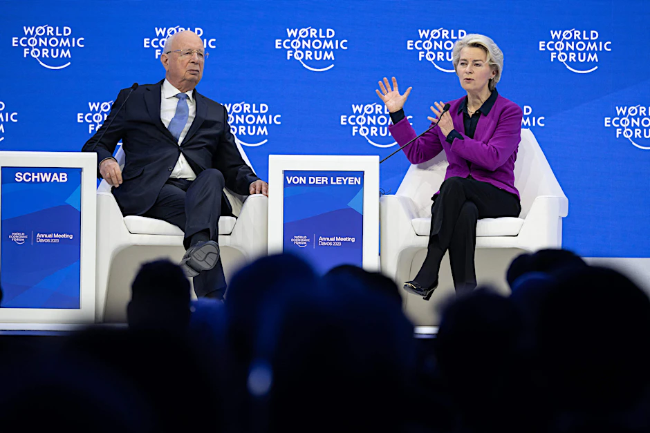 Klaus Schwab (l.), Gründer und geschäftsführender Vorsitzender des <a href="https://de.wikipedia.org/wiki/Weltwirtschaftsforum">Weltwirtschaftsforums</a>, spricht mit Ursula von der Leyen (r.), Präsidentin der Europäischen Kommission.