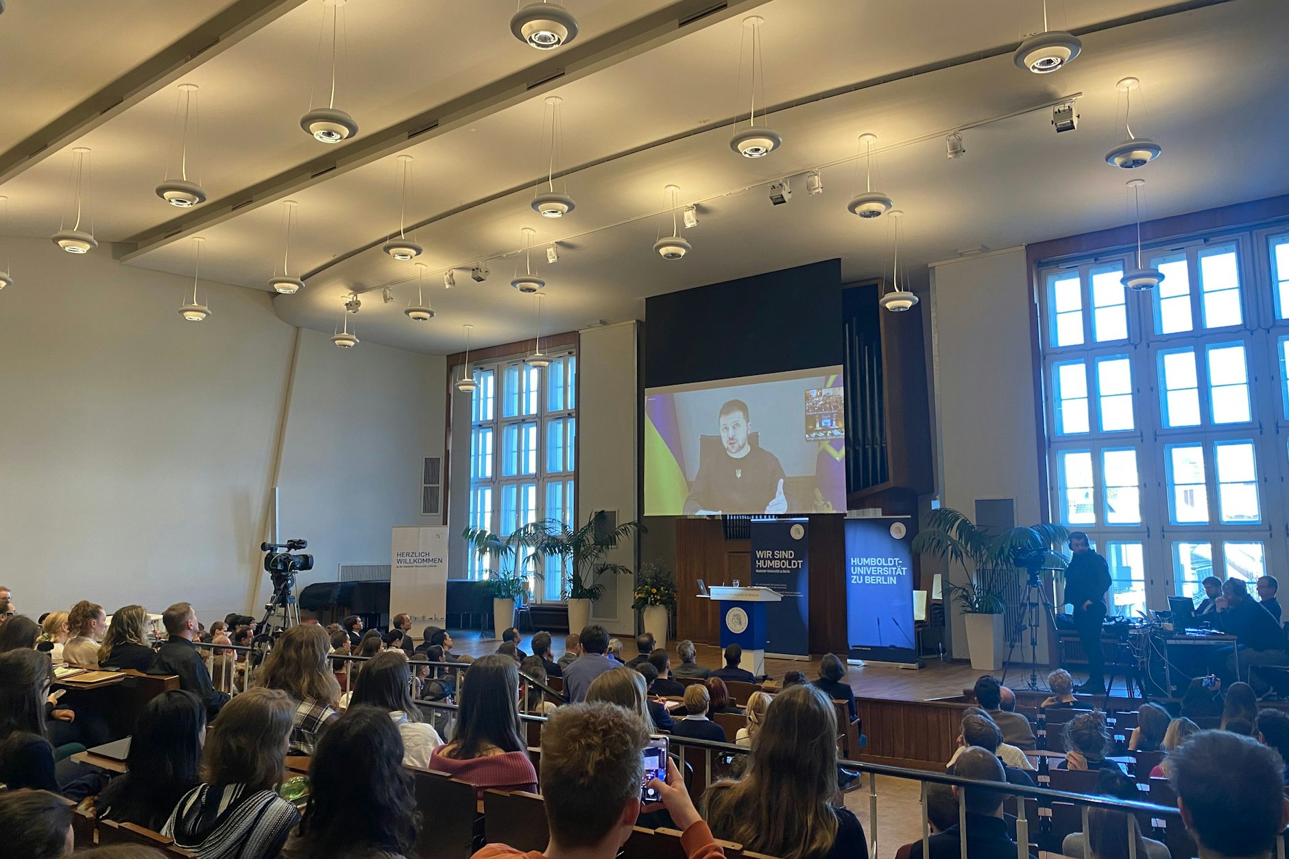 Der ukrainische Präsident Wolodymyr Selenskyj spricht per Videokonferenz mit Studenten der Humboldt Universität.&nbsp;