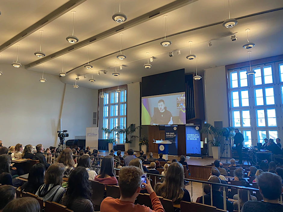 Der ukrainische Präsident Wolodymyr Selenskyj spricht per Videokonferenz mit Studenten der Humboldt Universität.&nbsp;