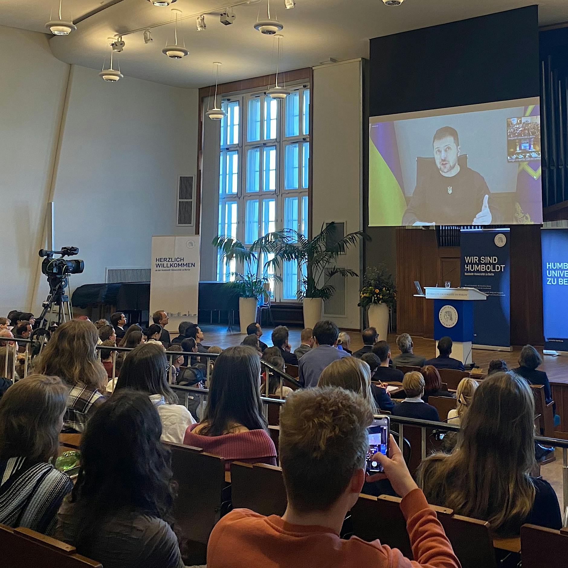 Anruf von der Front: Selenskyj-Liveschalte mit Berliner Studenten unterbrochen