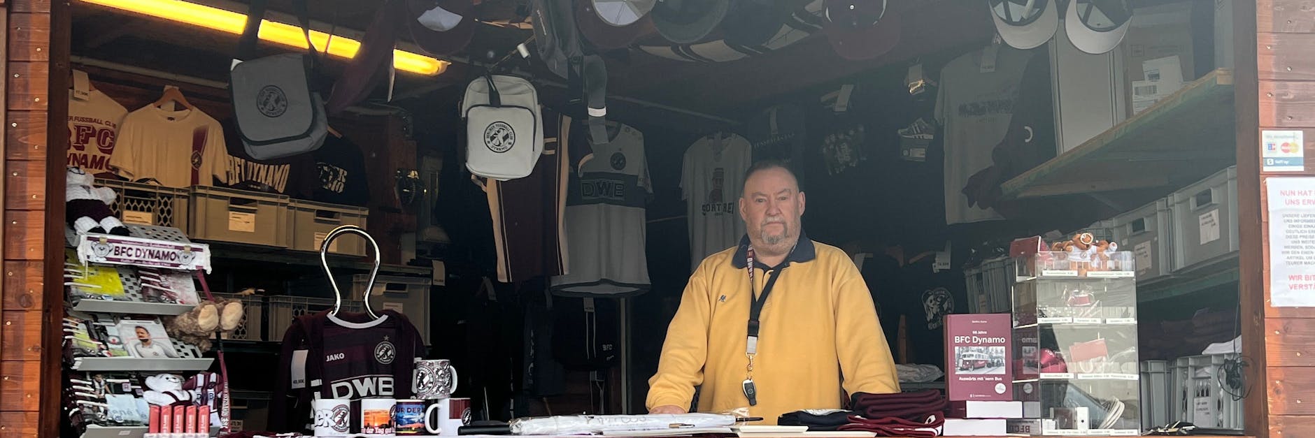 Rainer Lüdtke, der Fanbeauftragte des BFC Dynamo, in seinem Merchandise-Shop.