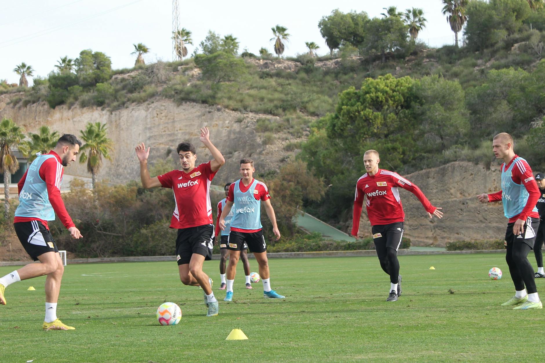 Timo Baumgartl (3.v.r.) und Julian Ryerson (2.v.r.) beim gemeinsamen Training im Campoamor-Camp des 1. FC Union Berlin.