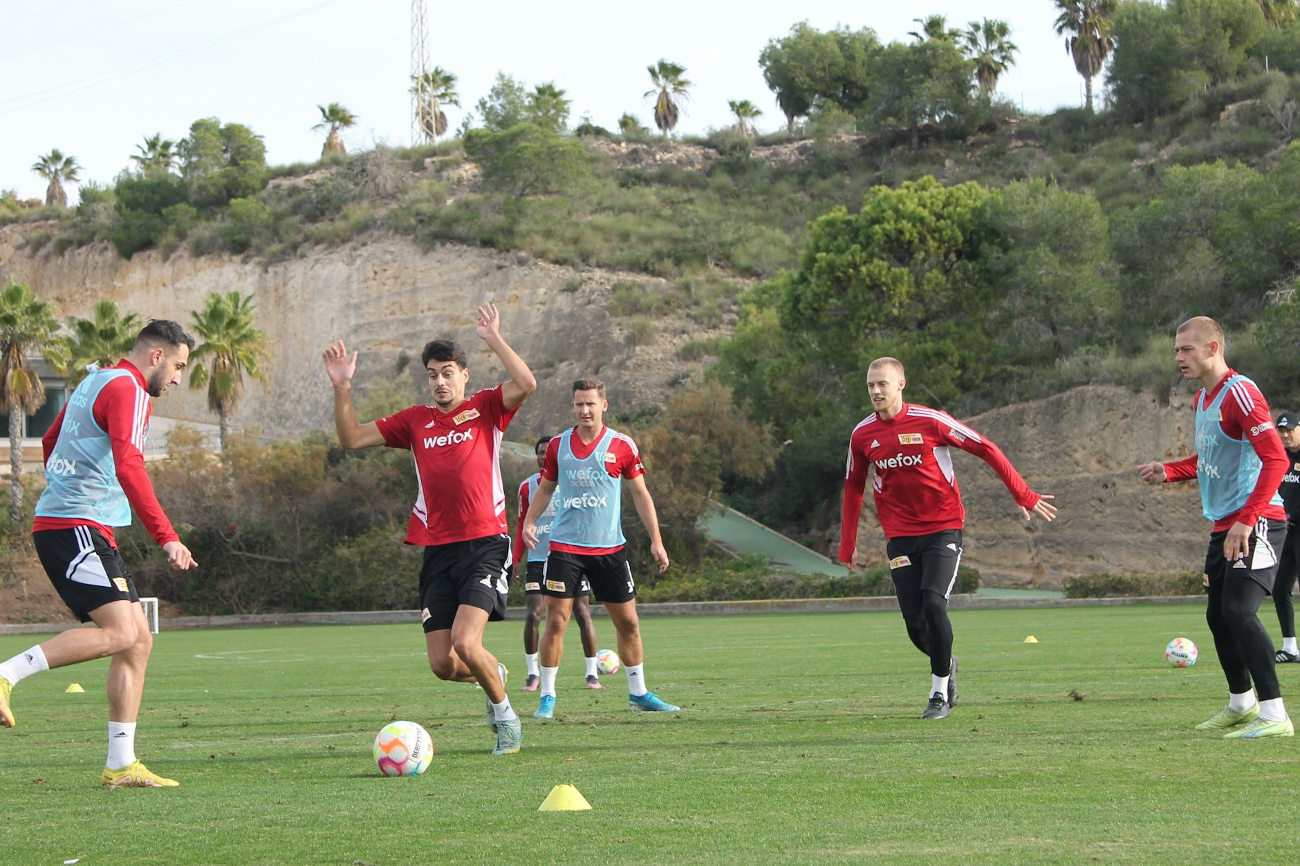Timo Baumgartl (3.v.r.) und Julian Ryerson (2.v.r.) beim gemeinsamen Training im Campoamor-Camp des 1. FC Union Berlin.
