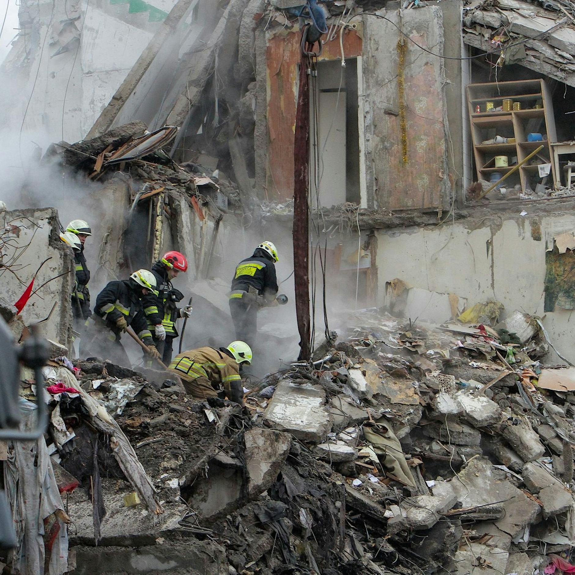 Selenskyj: Angriff auf Wohnhaus in Dnipro war „Kriegsverbrechen“