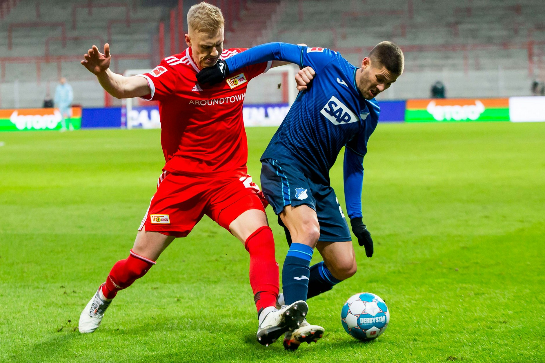 Timo Baumgartl (l.) kennt die Stärken und Schwächen der TSG Hoffenheim um Andrej Kramaric bestens.