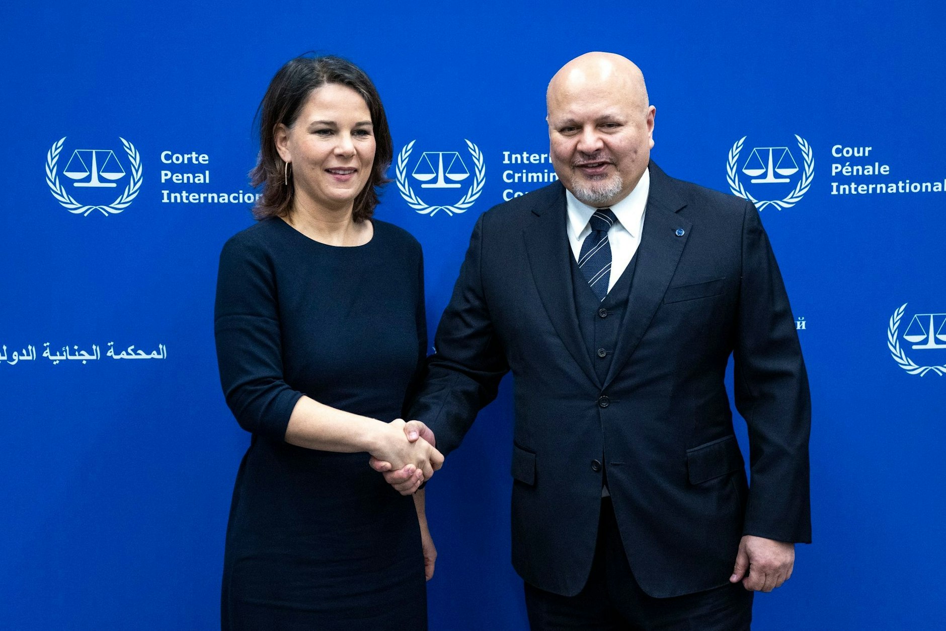 Bundesaußenministerin Annalena Baerbock wird am Internationalen Strafgerichtshof von Chefankläger Karim Ahmad Khan begrüßt.  