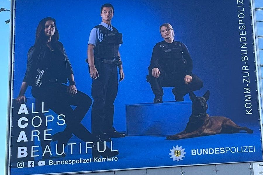 Plakat der Bundespolizei am Alexanderplatz