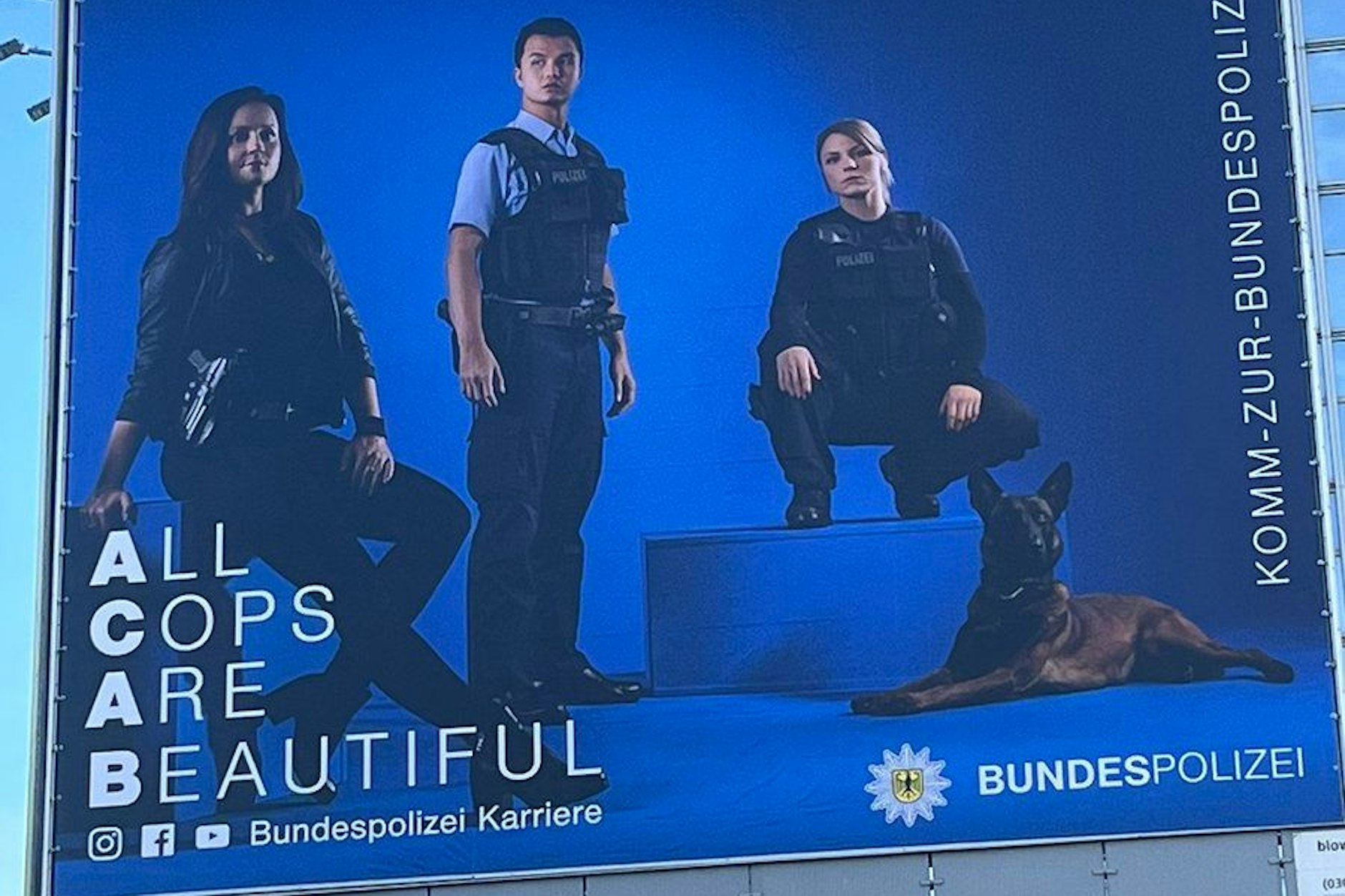 Plakat der Bundespolizei am Alexanderplatz