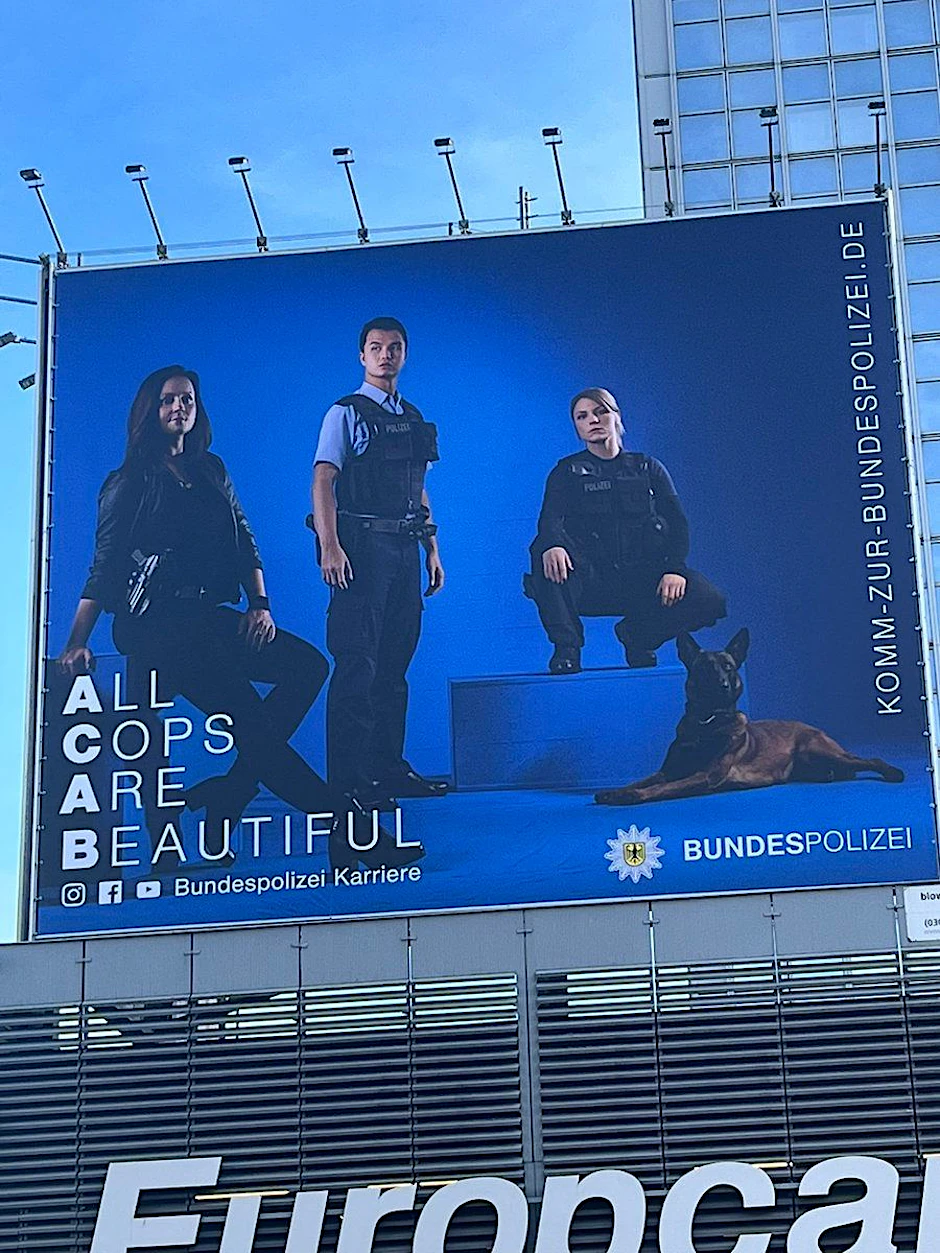 Plakat der Bundespolizei am Alexanderplatz