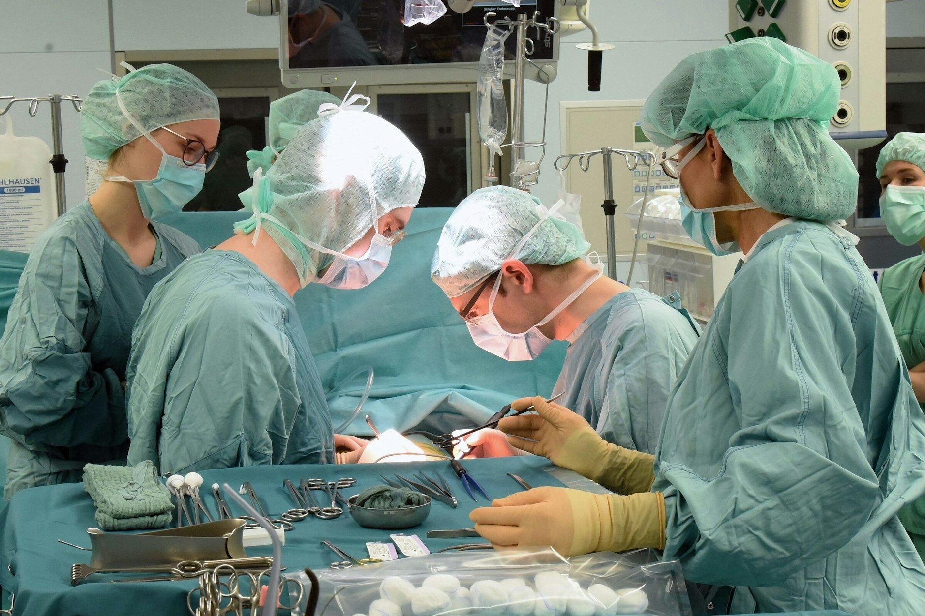 Ein gespendetes Organ wird einem Patienten eingesetzt.