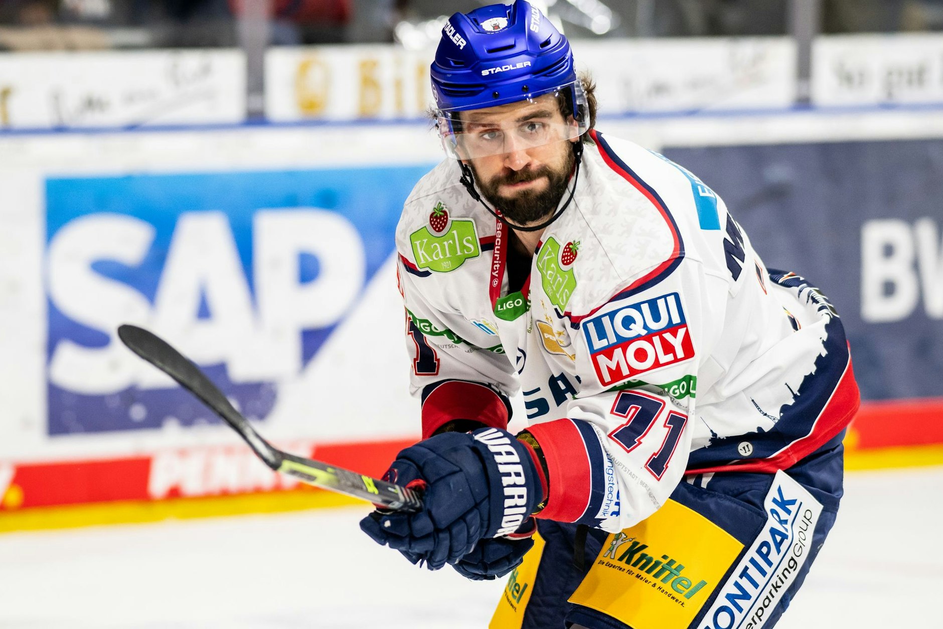 Eisbären-Verteidiger Julian Melchiori hat die Play-offs noch nicht aus den Augen verloren.