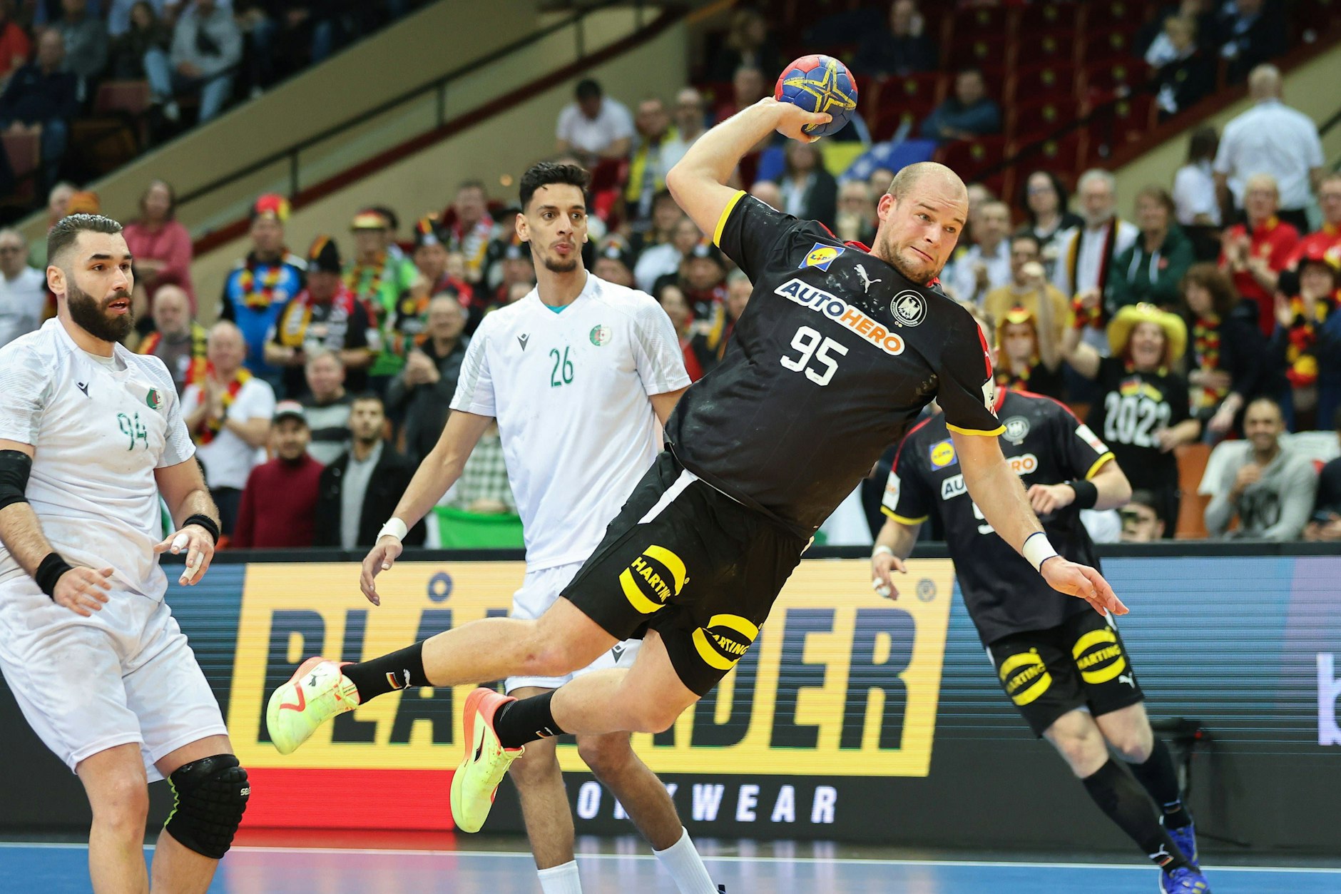 Der Berliner Paul Drux und seine DHB-Kollegen hatten im WM-Spiel gegen Algerien keine Probleme.