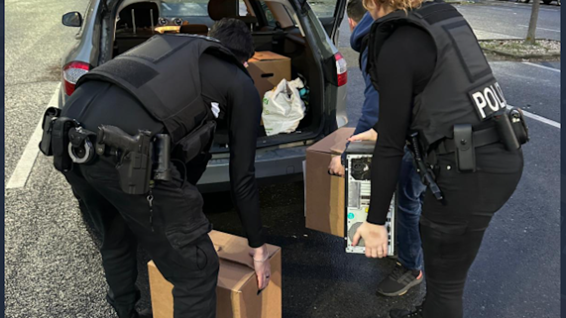 In Neukölln packen zwei Polizisten einen Computer und Kisten mit Beweismaterial in den Einsatzwagen, nach dem die Wohnung eines Verdächtigen wegen Kinderpornos durchsucht wurde.&nbsp;