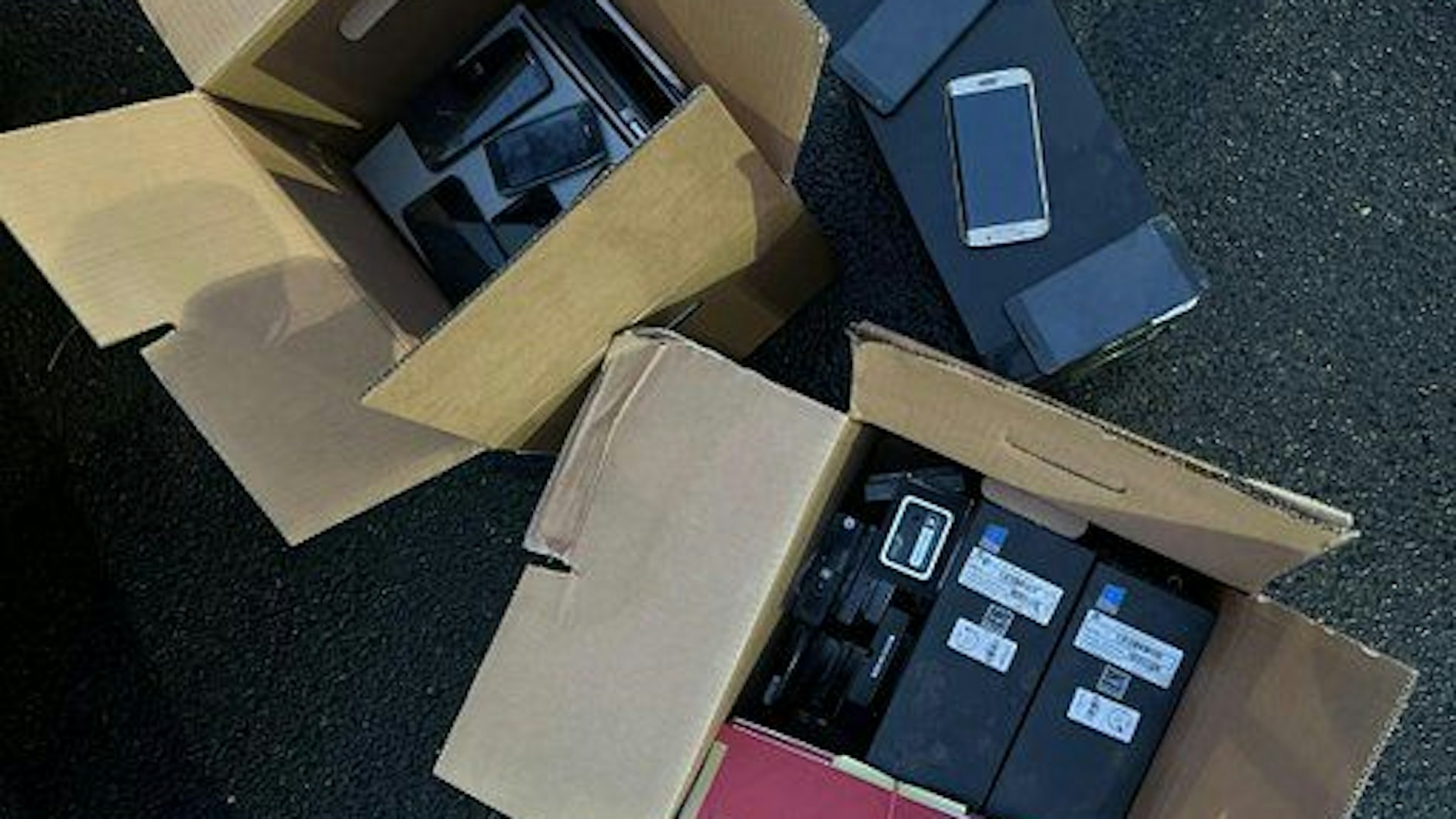 In diesen Kisten haben Beamte Smartphones und Festplattenspeicher gesichert.&nbsp;