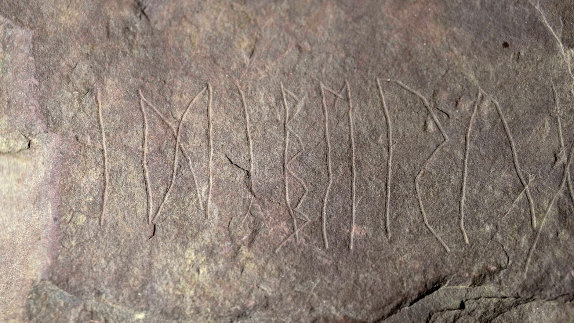 Schwer zu lesen und noch schwerer zu entschlüsseln. Runen auf dem gefundenen Stein.