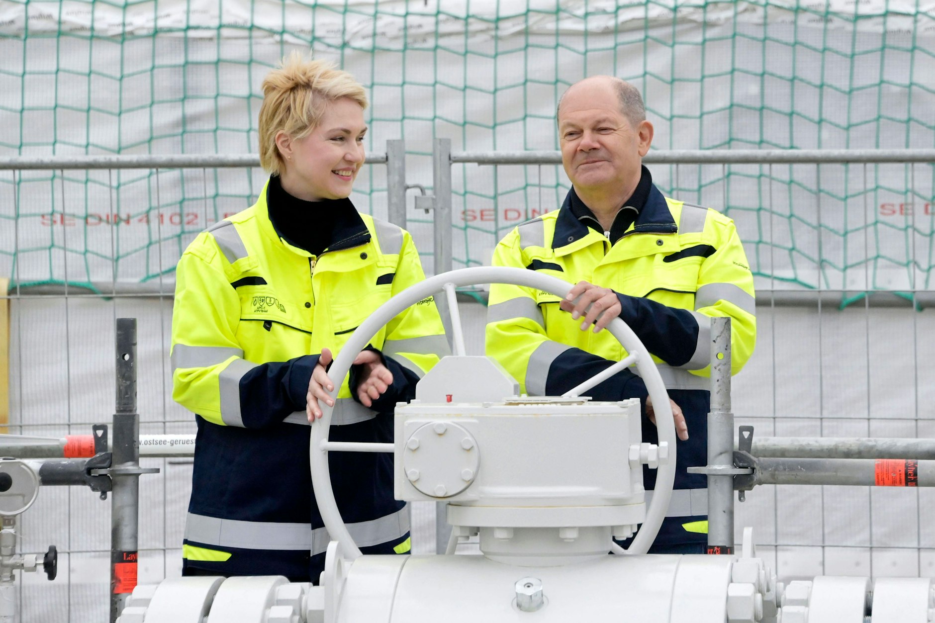 Manuela Schwesig und Olaf Scholz bei der offiziellen Inbetriebnahme des LNG-Terminals Deutsche Ostsee im Industriehafen Lubmin