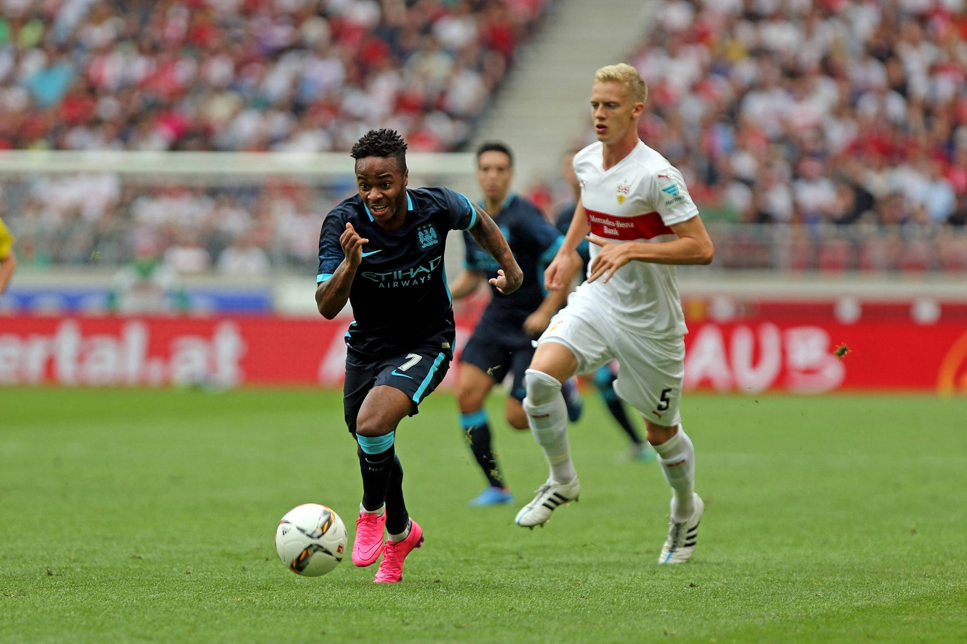 Timo Baumgartl (r.) gewann mit dem VfB Stuttgart am 1. August 2015 ein Testspiel gegen Manchester City um Raheem Sterling (l.) mit 4:2.