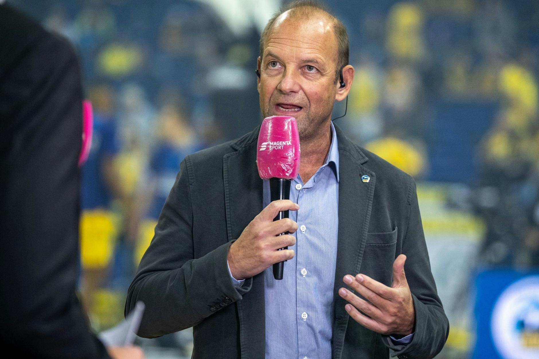 ARCHIV - Marco Baldi, Geschäftsführer von Alba Berlin, spricht in einem Interview vor Spielbeginn.