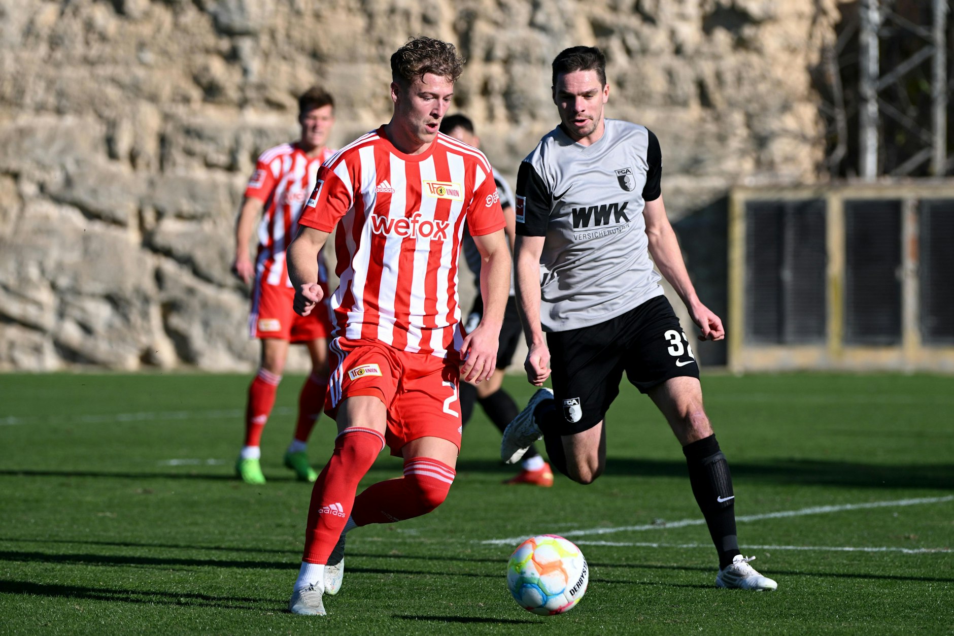 Tim Skarke (l.) im Trainingslager-Testspiel des 1. FC Union Berlin gegen den FC Augsburg im spanischen Campoamor.