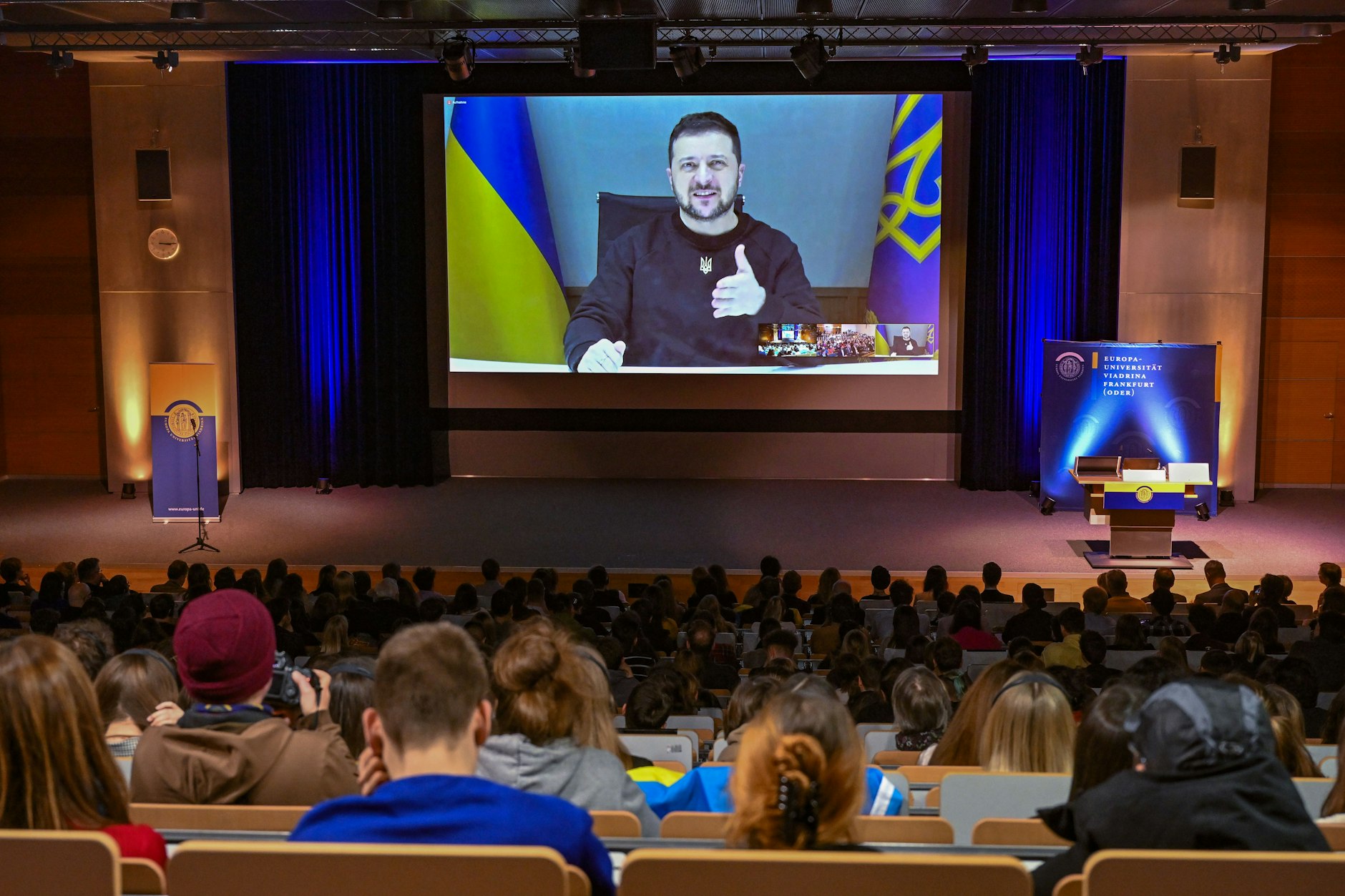Selenskyj spricht über eine Videoverbindung mit Studierenden in einem Hörsaal der Europa-Universität Viadrina Frankfurt (Oder).