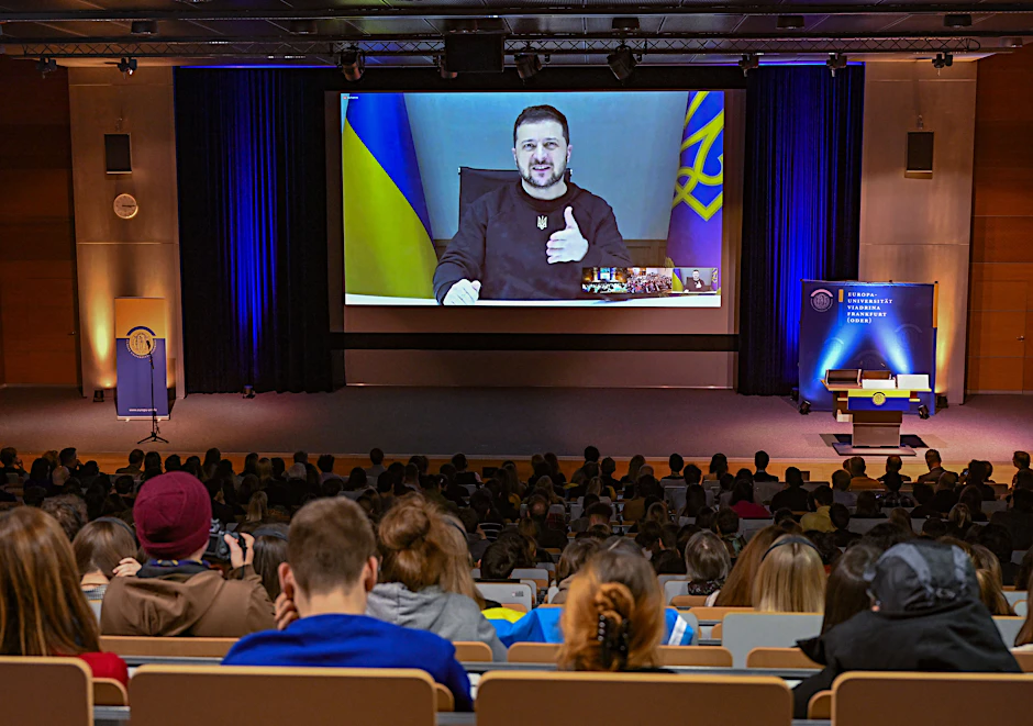 Selenskyj spricht über eine Videoverbindung mit Studierenden in einem Hörsaal der Europa-Universität Viadrina Frankfurt (Oder).