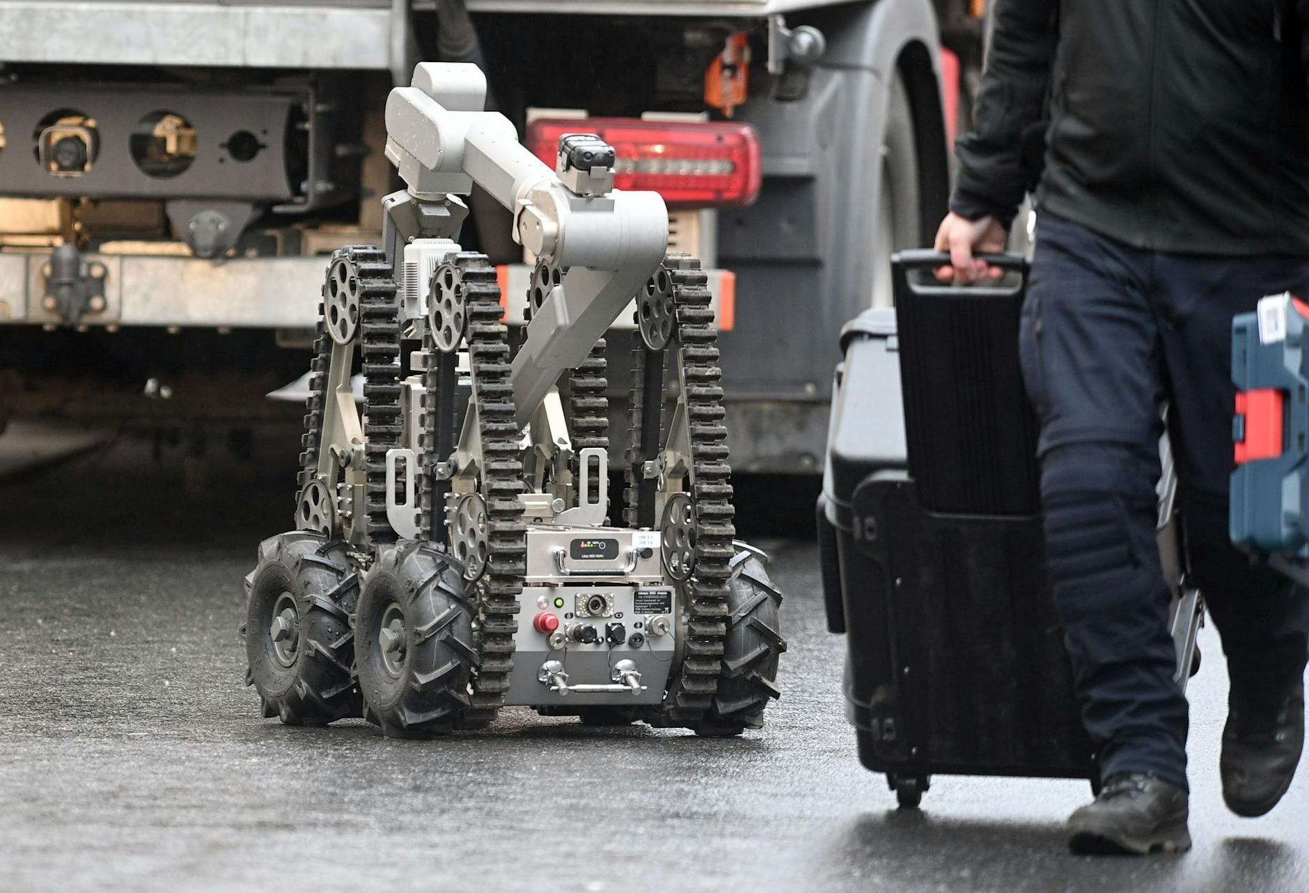 Ein ferngesteuertes Roboterfahrzeug war bei den Untersuchungen ebenfalls zum Einsatz gekommen. Ein Iraner soll einen Giftanschlag geplant haben. Der 32-jährige und sein Bruder waren bei einem Großeinsatz der Polizei festgenommen worden.