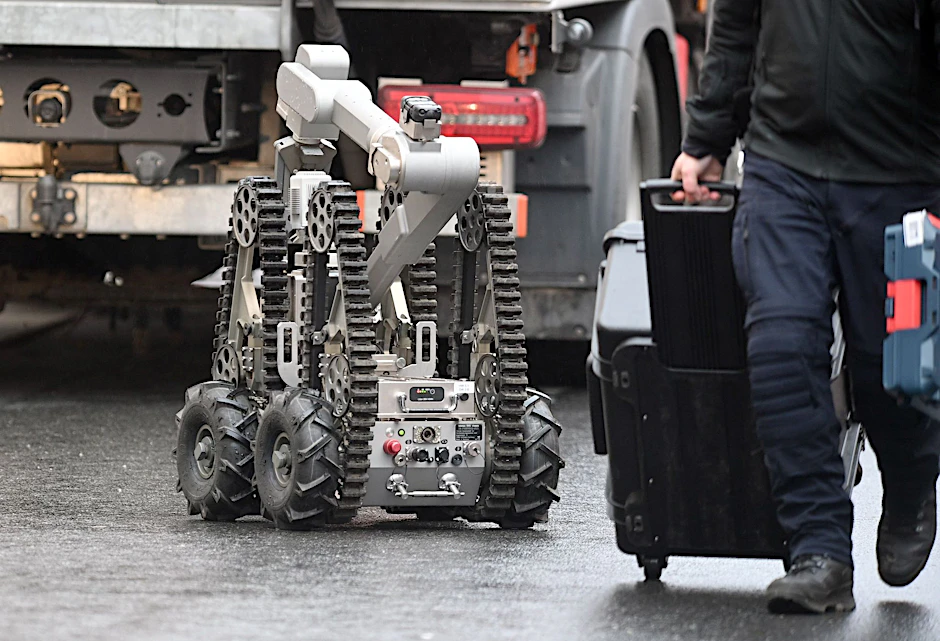 Ein ferngesteuertes Roboterfahrzeug war bei den Untersuchungen ebenfalls zum Einsatz gekommen. Ein Iraner soll einen Giftanschlag geplant haben. Der 32-jährige und sein Bruder waren bei einem Großeinsatz der Polizei festgenommen worden.  