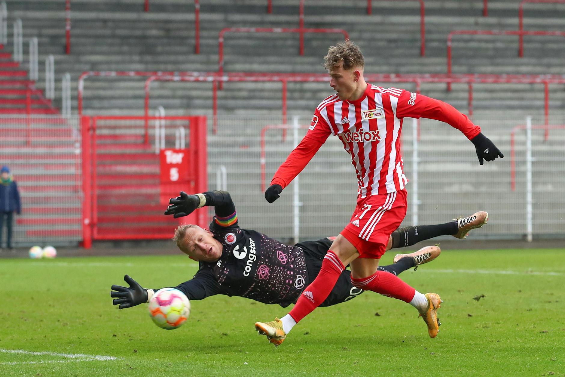 Tim Skarke (r.) trifft hier im Testspiel gegen den FC St. Pauli um Keeper Sascha Burchert zum zwischenzeitlichen 2:2.