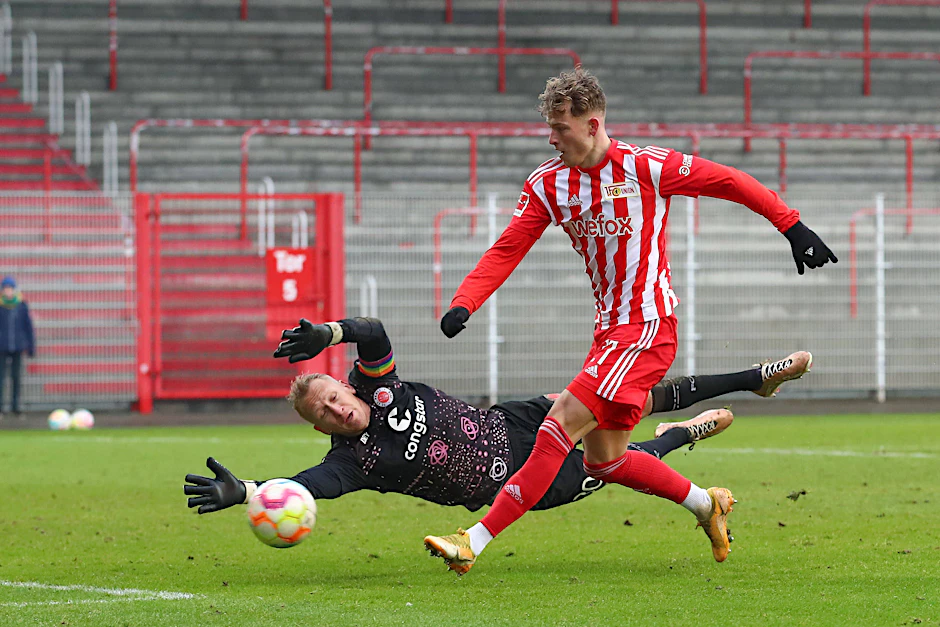 Tim Skarke (r.) trifft hier im Testspiel gegen den FC St. Pauli um Keeper Sascha Burchert zum zwischenzeitlichen 2:2.